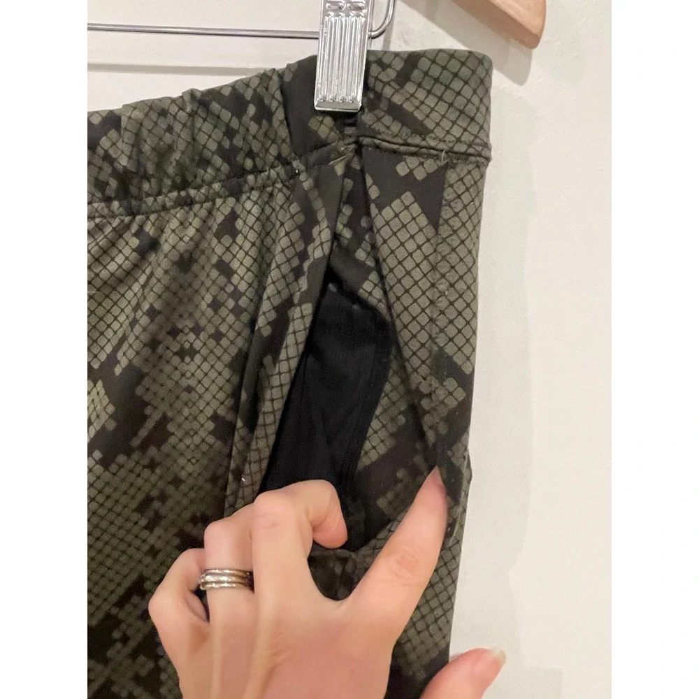 Lululemon Womens‎ On the Fly Jogger 10 Green Snakeskin Athleisure Tapered Pant